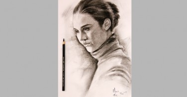 Portret Wanita dengan Charcoal Pencil Pitt